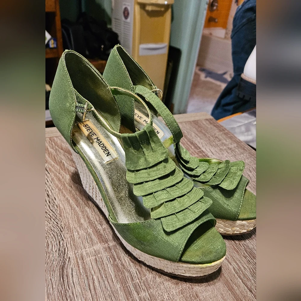 Steve Madden Green Wedge Sandals Size 7 - Picture 2 of 7